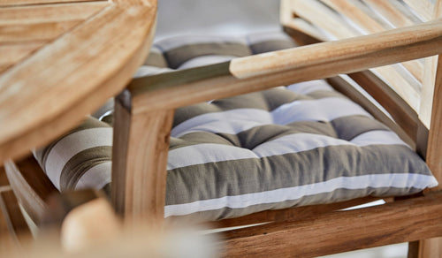 Easy cleaning for outdoor tables