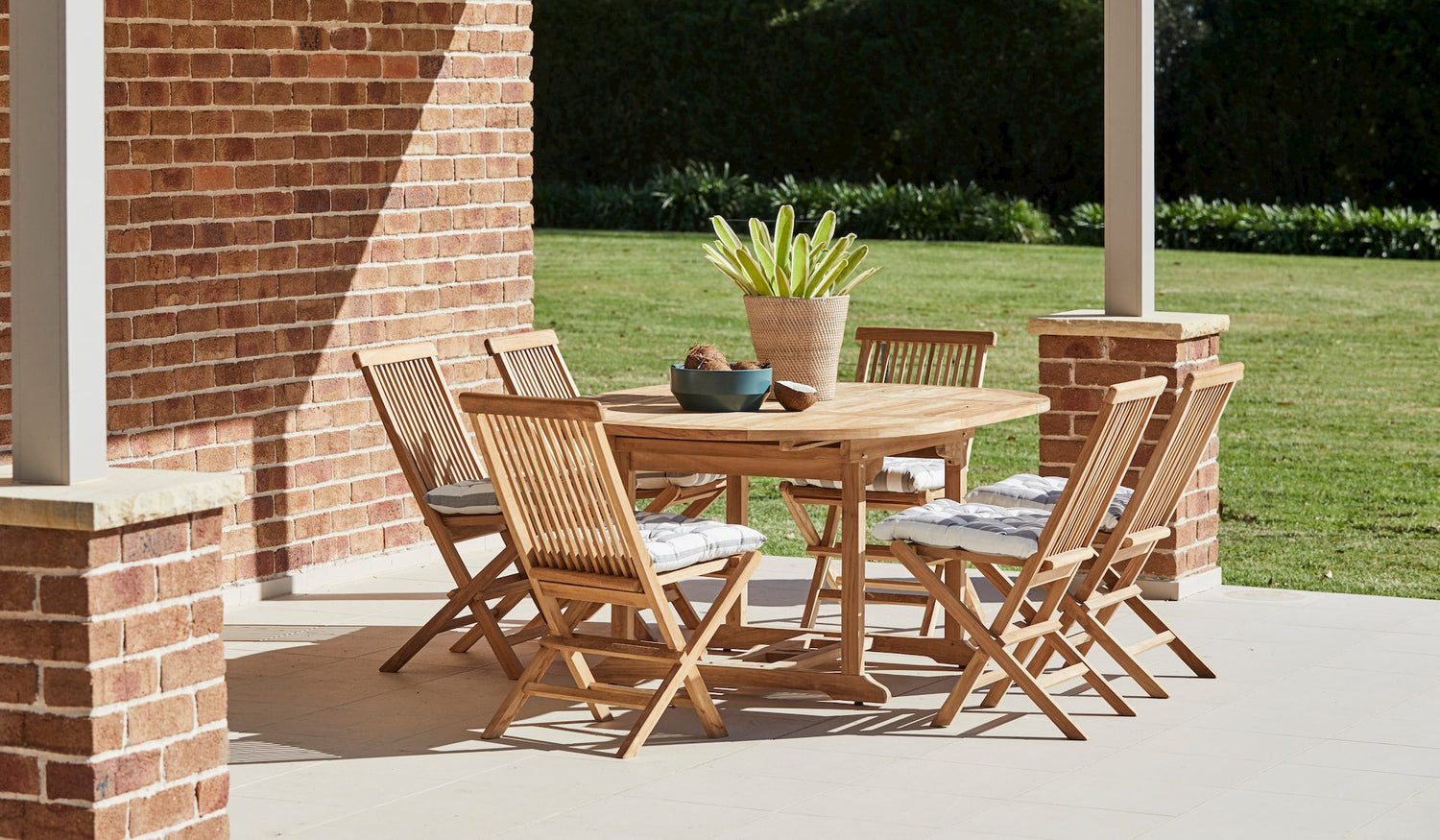 round extending outdoor dining set teak