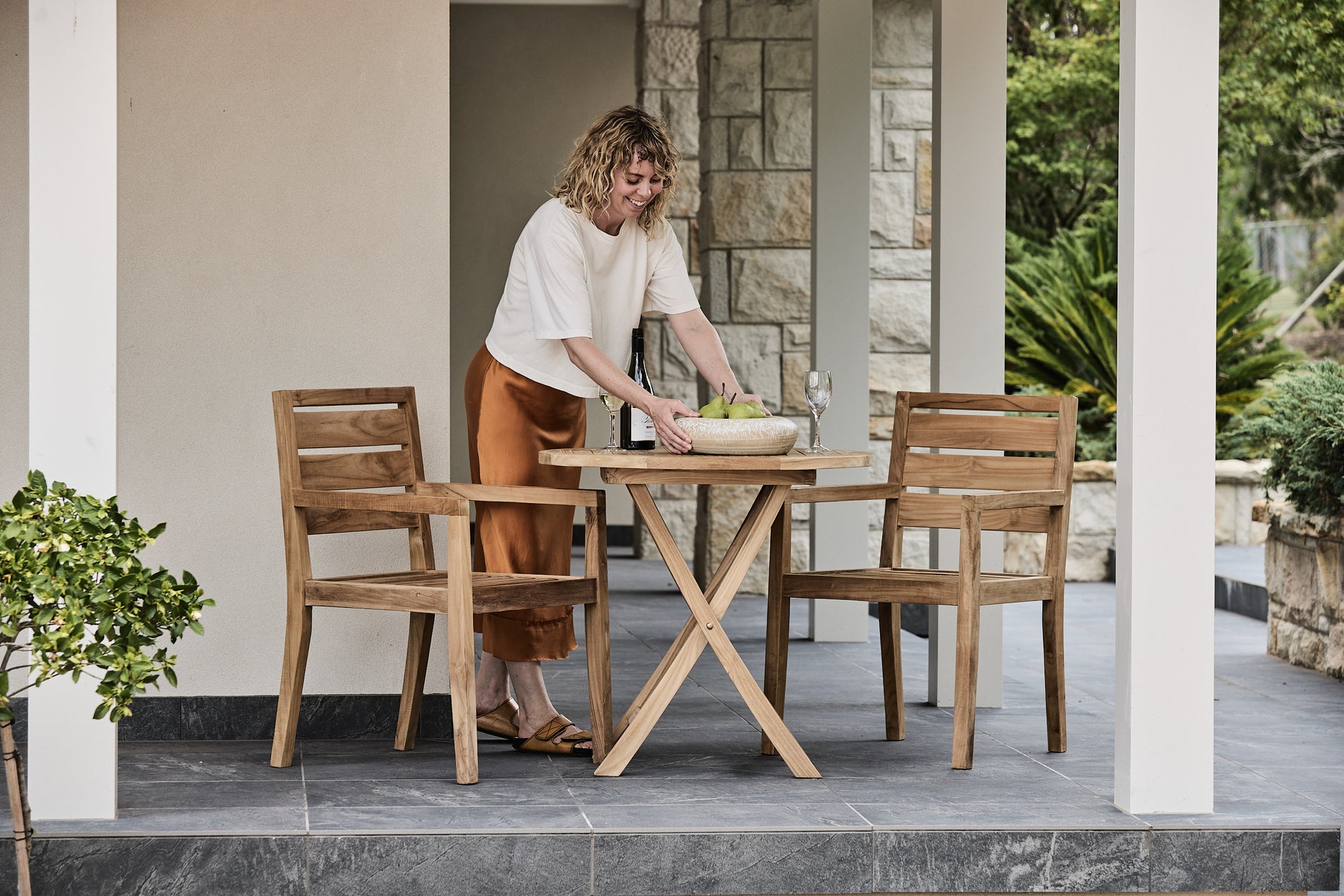 teak 3 piece bistro setting with arm chairs