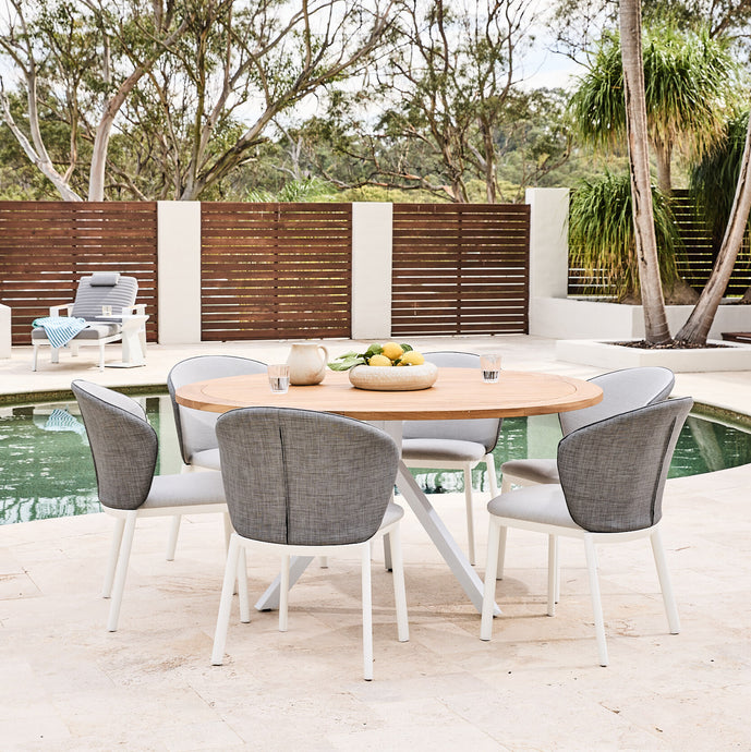 round outdoor dining table in teak 150cm with palma dining chairs