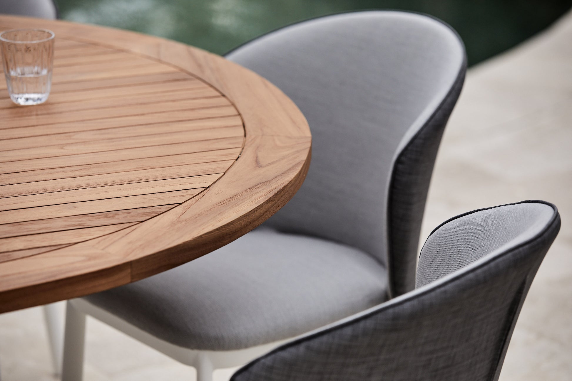 round outdoor dining table in teak 150cm with palma dining chairs