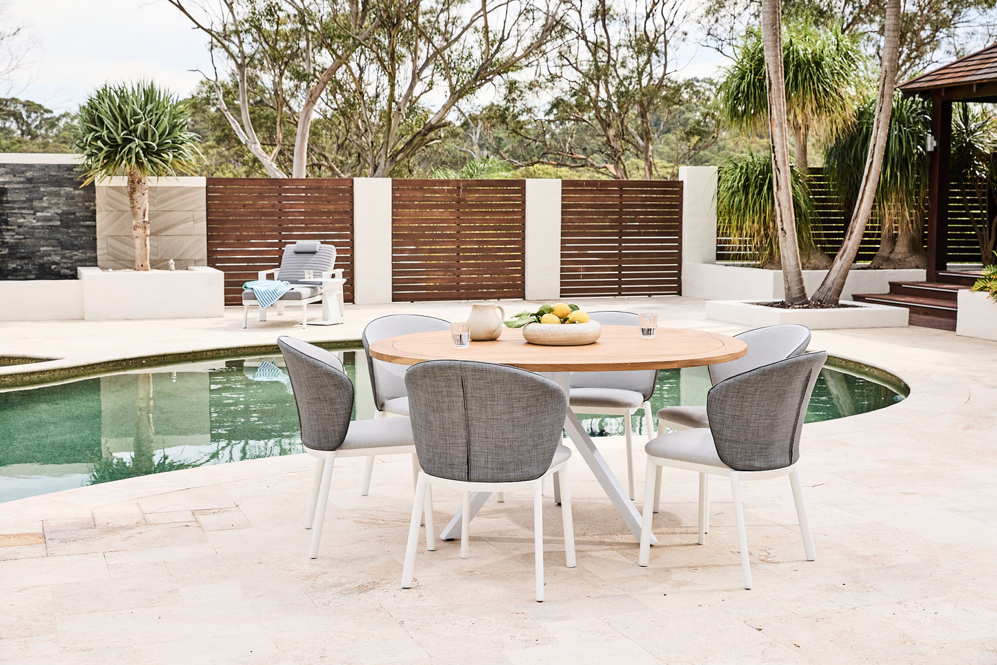 round outdoor dining table in teak 150cm with palma dining chairs