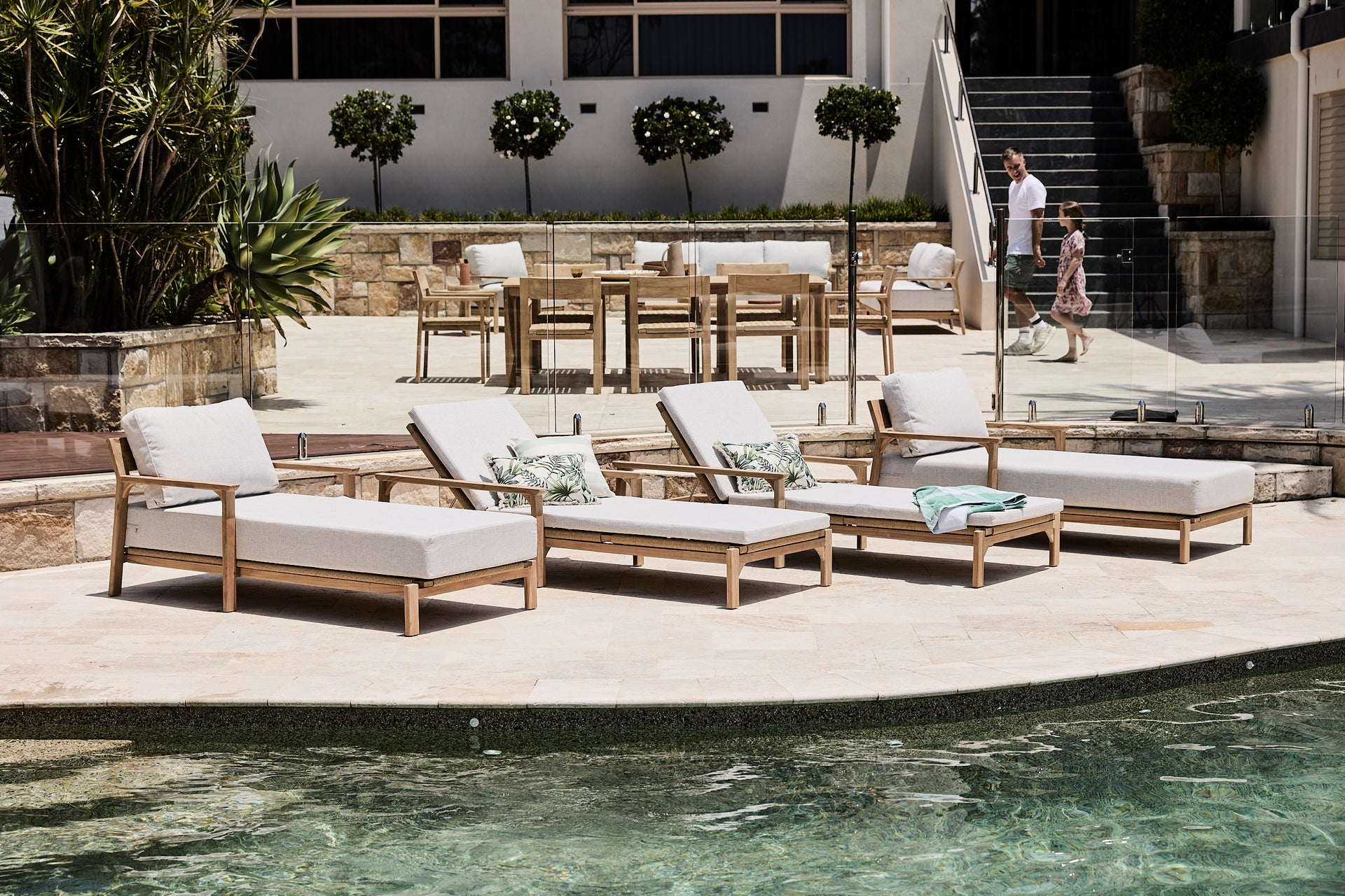 Saint_Tropez_Outdoor_Sun_Loungers_in_Teak_and_Day_Beds_in_Teak_3