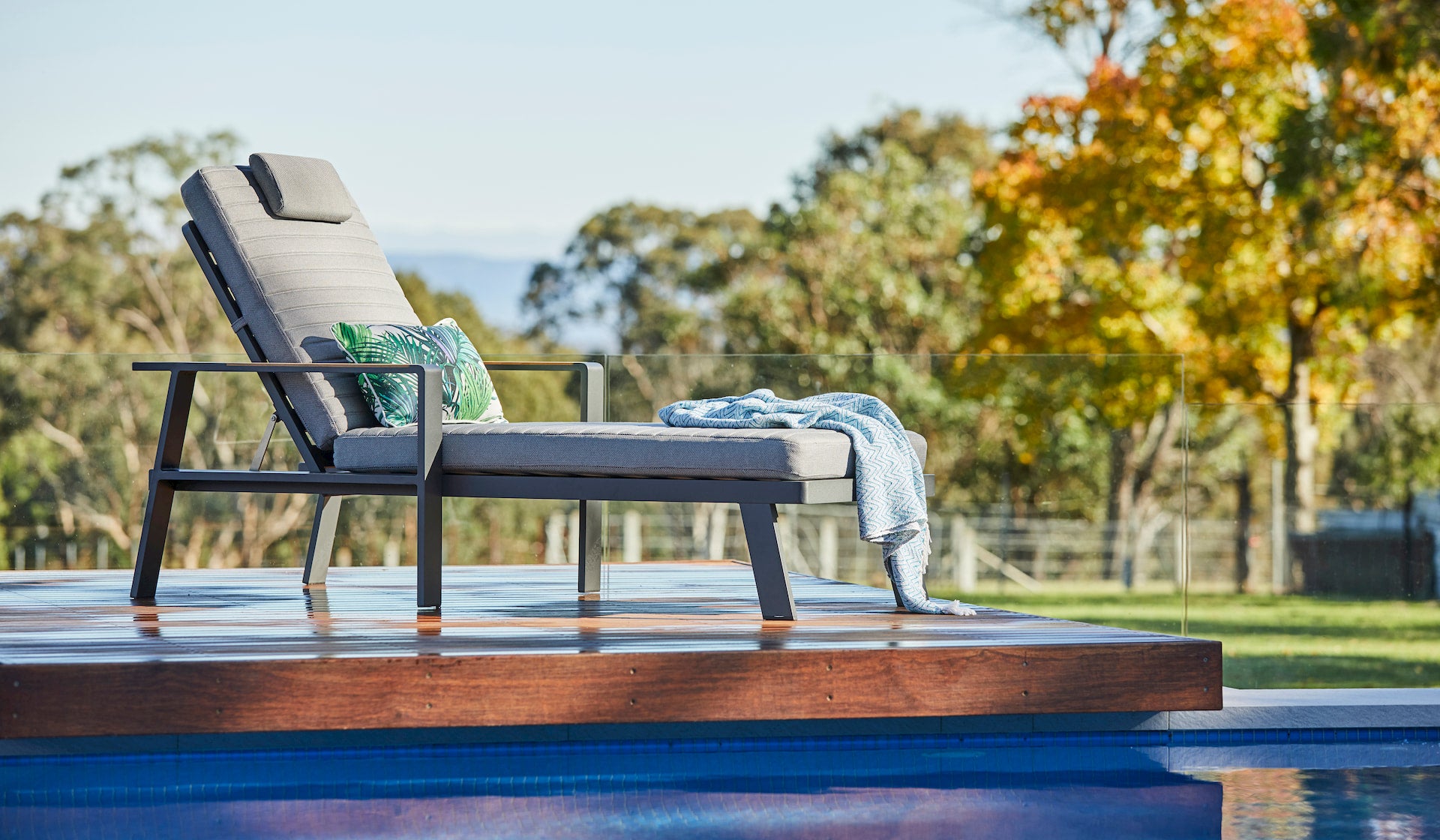 Sunlounger-Aluminium-Teak-Kai-r13_cdd42969-2c61-43c3-8e5c-a6bde7671a5f