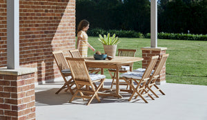 Teak-Round-outdoor-table-setting-classic-r10