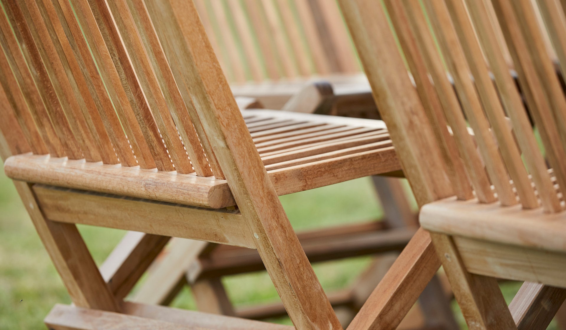 Teak-Round-outdoor-table-setting-classic-r5